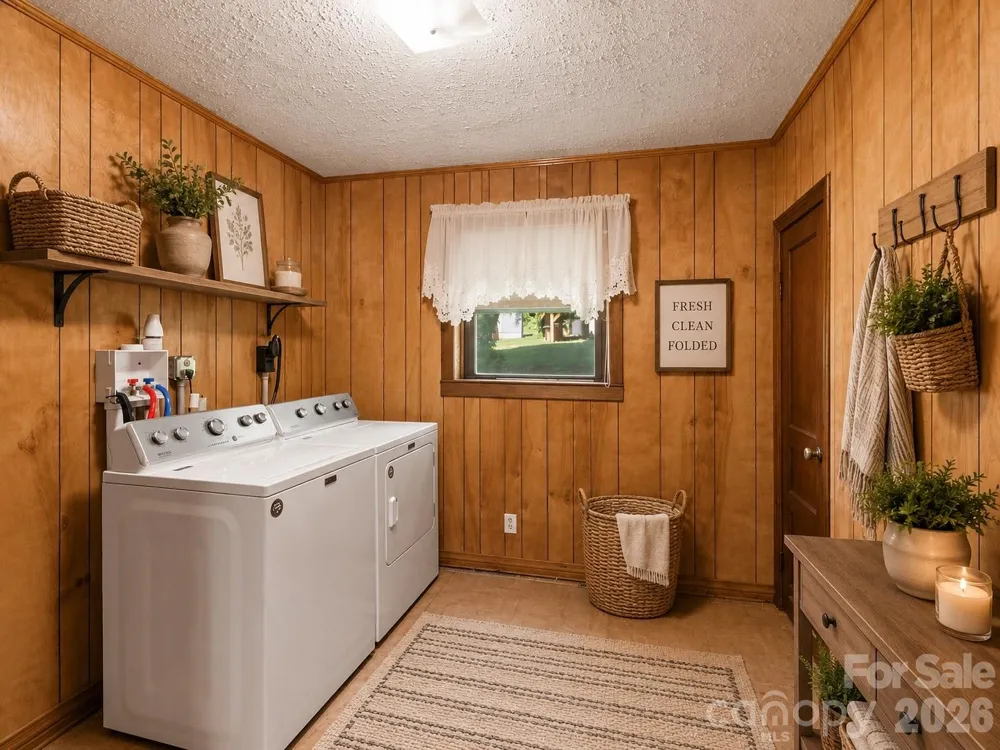 39 Hawthorne Lane Burnsville, NC 28714