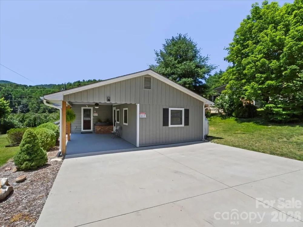 39 Hawthorne Lane Burnsville, NC 28714