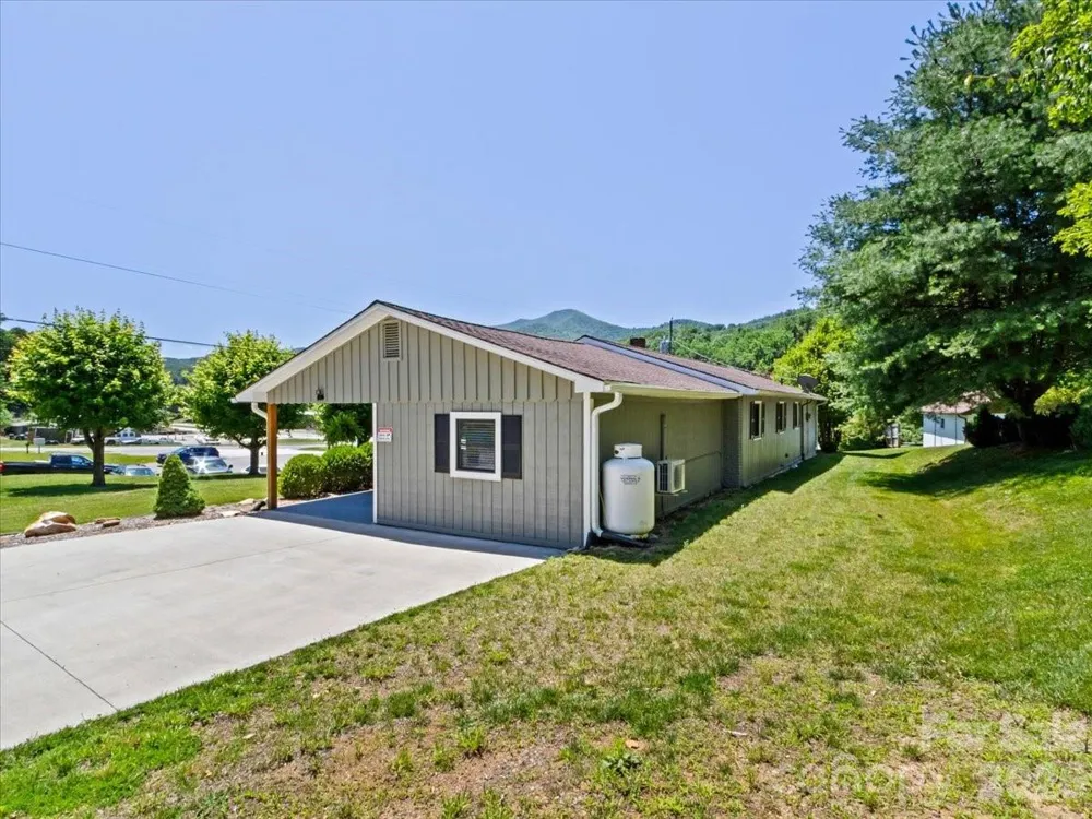 39 Hawthorne Lane Burnsville, NC 28714
