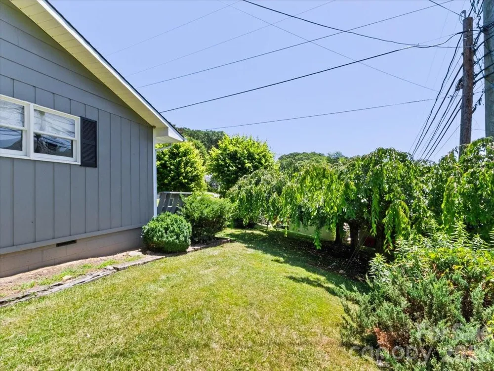 39 Hawthorne Lane Burnsville, NC 28714
