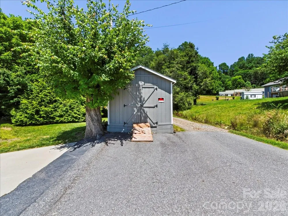 39 Hawthorne Lane Burnsville, NC 28714
