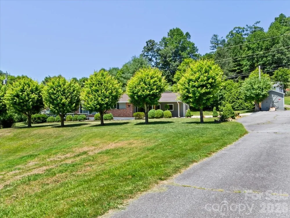 39 Hawthorne Lane Burnsville, NC 28714