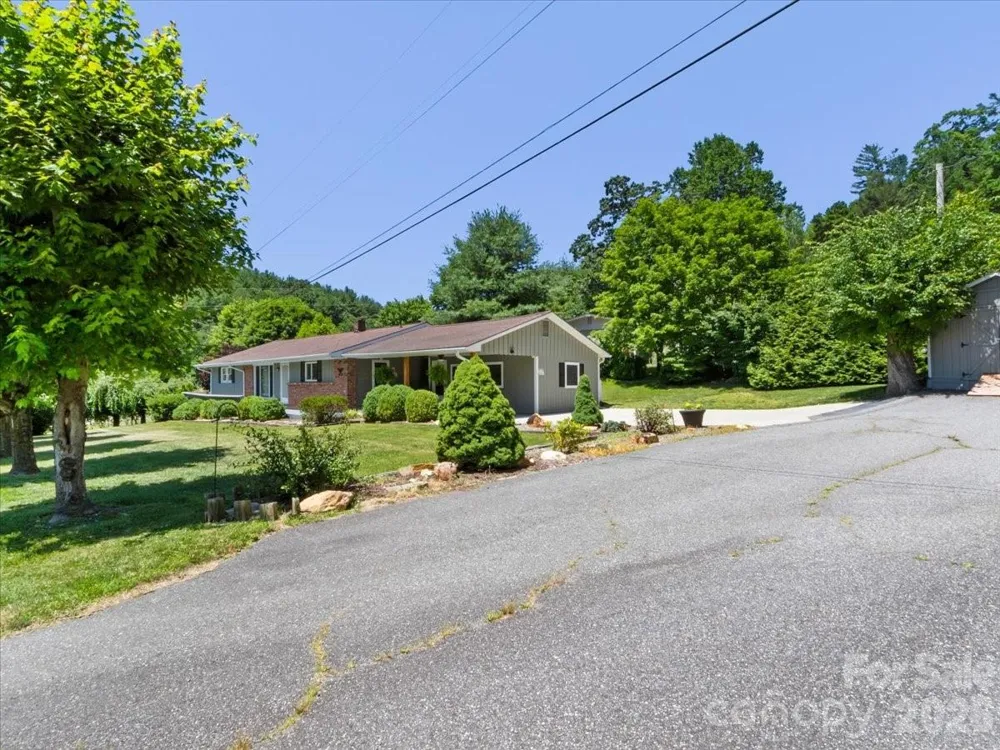 39 Hawthorne Lane Burnsville, NC 28714