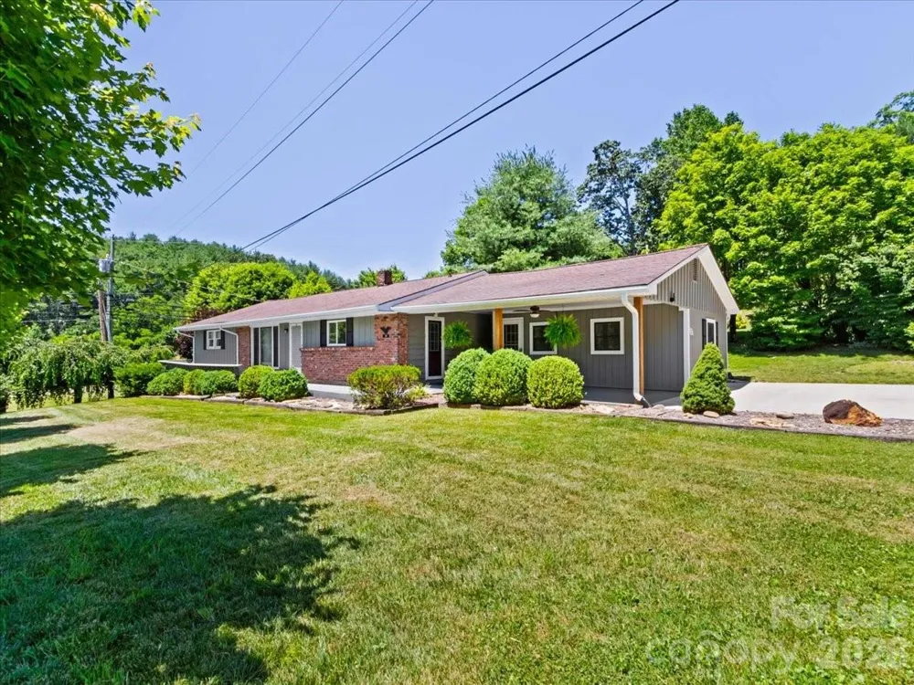 39 Hawthorne Lane Burnsville, NC 28714