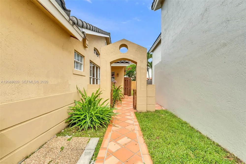 4916 SW 154th Ave Miami, FL 33185