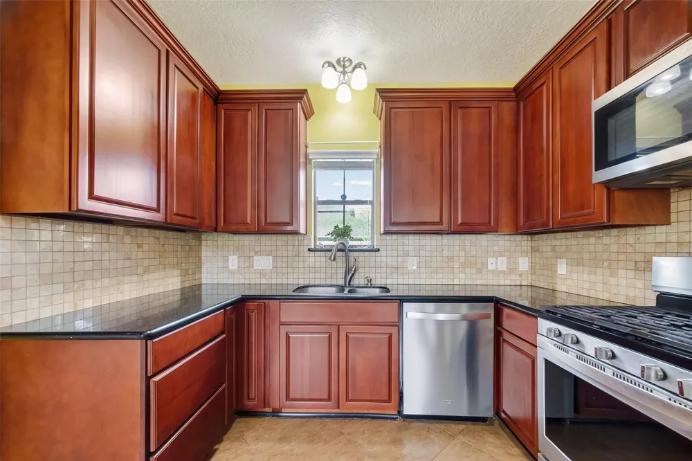 319 Pinedale Ave Arcola, TX 77583