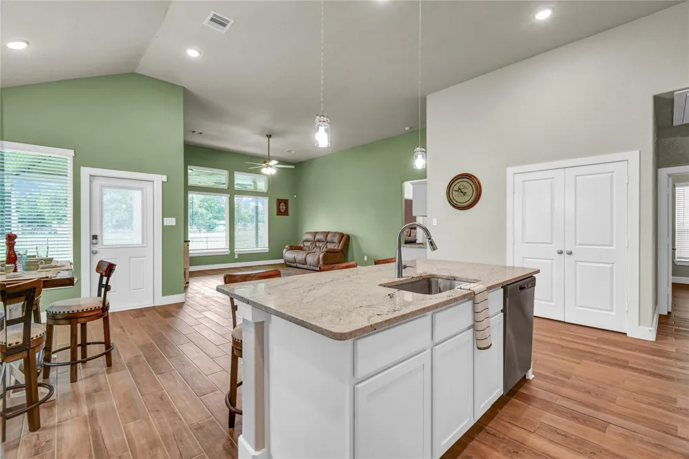 411 S Amherst Drive West Columbia, TX 77486