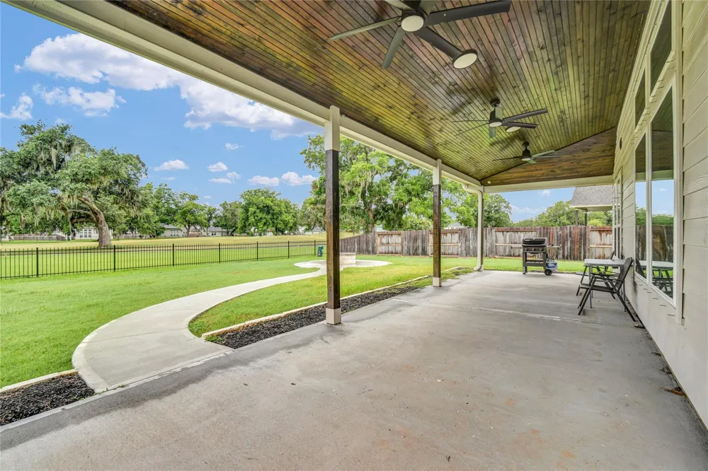 411 S Amherst Drive West Columbia, TX 77486