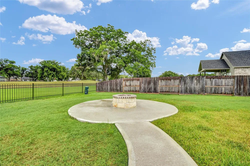 411 S Amherst Drive West Columbia, TX 77486