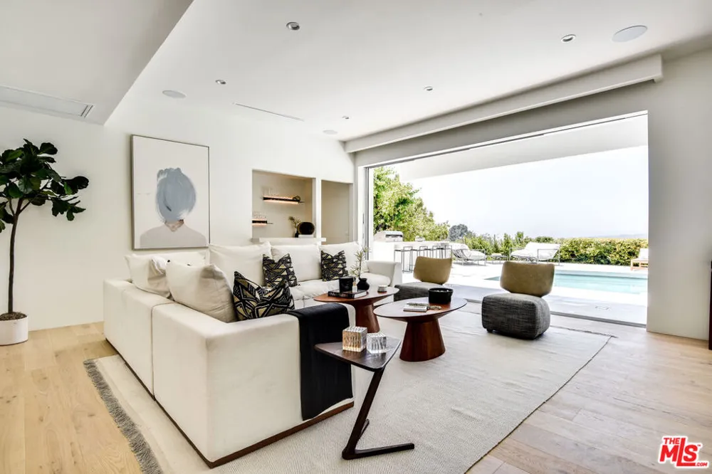 8908 Alto Cedro Drive Beverly Hills, CA 90210