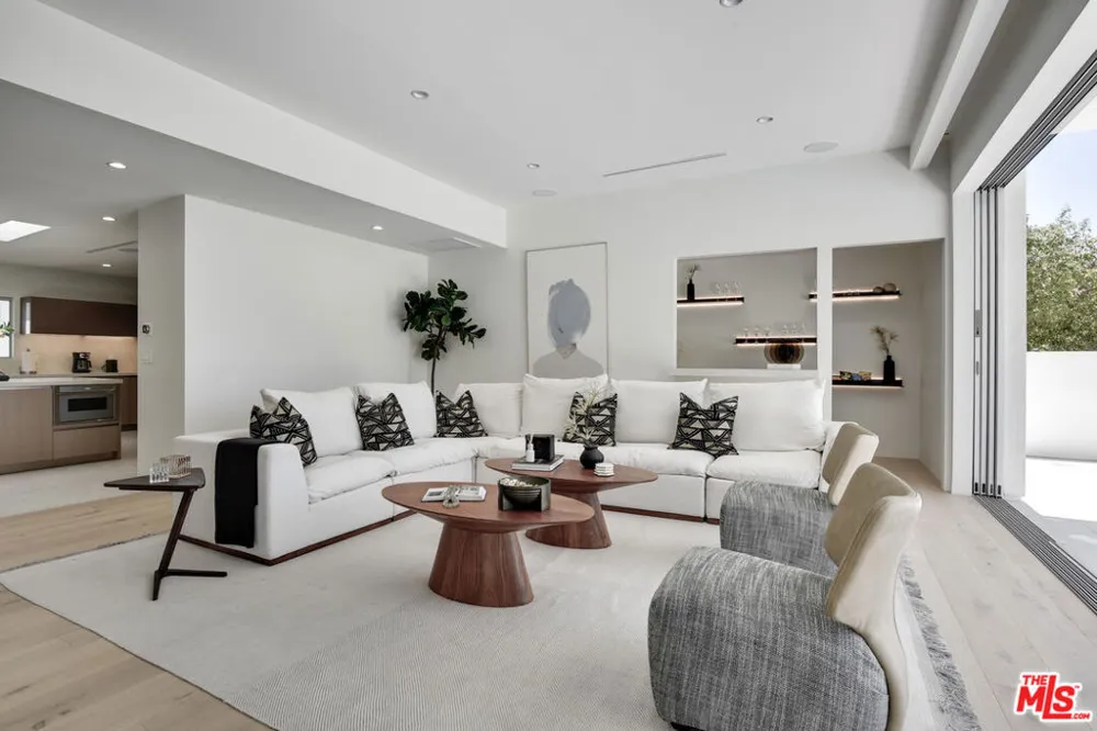 8908 Alto Cedro Drive Beverly Hills, CA 90210