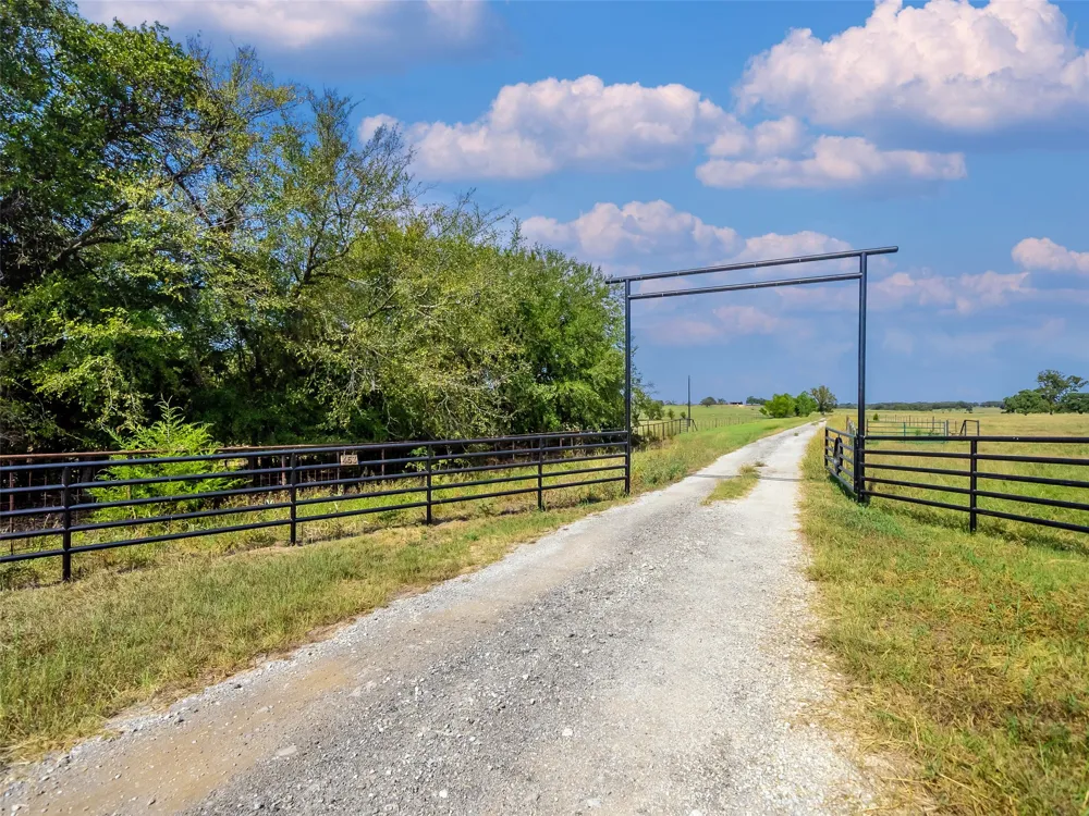 453 Tower Road Valley View, TX 76272