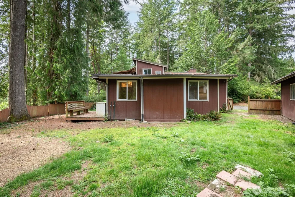 1207 E Madrona Boulevard NW Lakebay, WA 98349