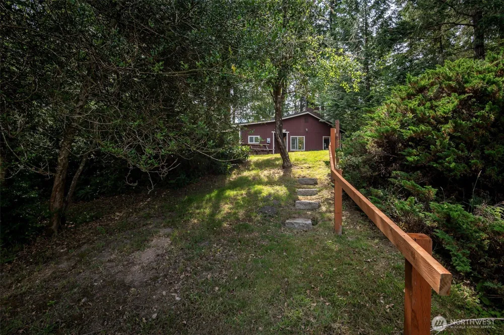 1207 E Madrona Boulevard NW Lakebay, WA 98349