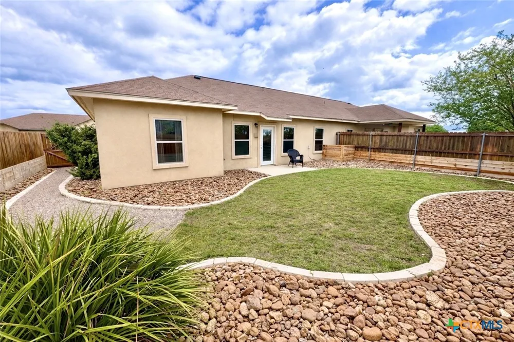 231 Navarro Xing Street #7B Seguin, TX 78155