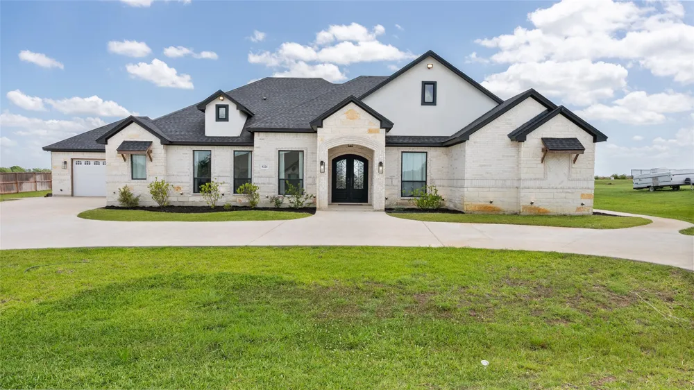 8224 Harvest Drive Grandview, TX 76050