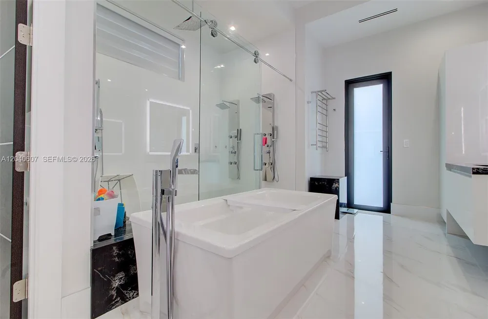 13052 NW 102nd Ave Hialeah Gardens, FL 33018