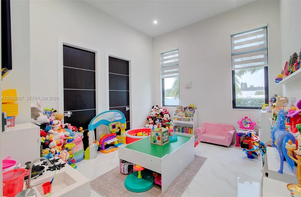 13052 NW 102nd Ave Hialeah Gardens, FL 33018