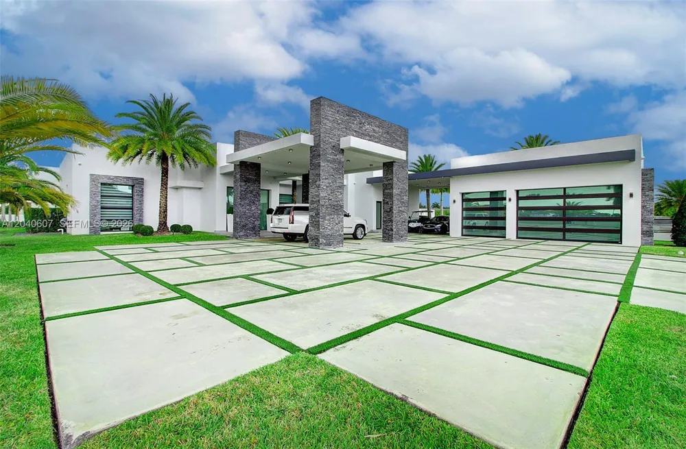 13052 NW 102nd Ave Hialeah Gardens, FL 33018