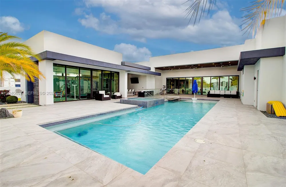 13052 NW 102nd Ave Hialeah Gardens, FL 33018