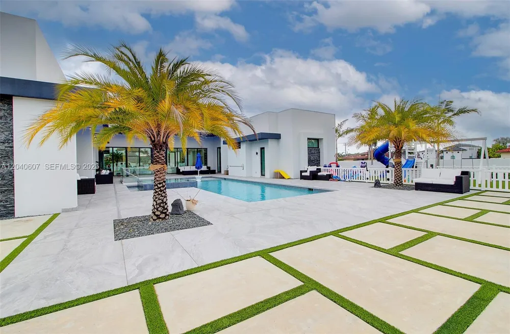 13052 NW 102nd Ave Hialeah Gardens, FL 33018