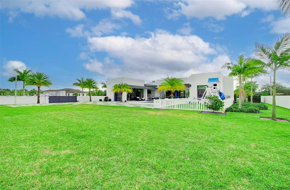 13052 NW 102nd Ave Hialeah Gardens, FL 33018