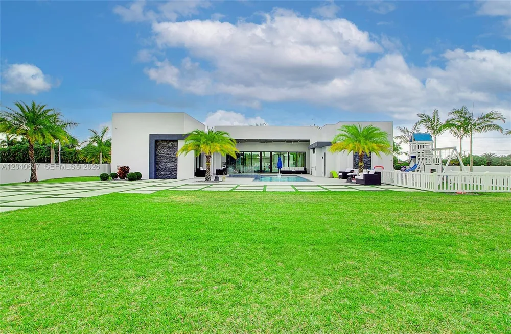 13052 NW 102nd Ave Hialeah Gardens, FL 33018
