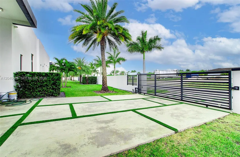 13052 NW 102nd Ave Hialeah Gardens, FL 33018