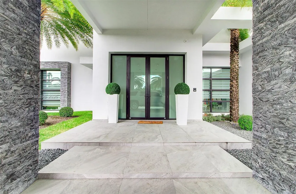 13052 NW 102nd Ave Hialeah Gardens, FL 33018