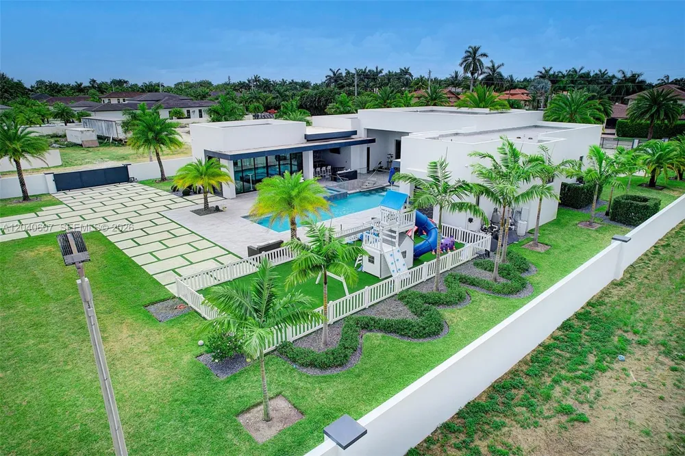 13052 NW 102nd Ave Hialeah Gardens, FL 33018