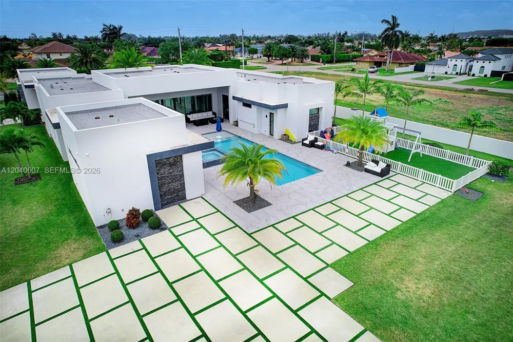 13052 NW 102nd Ave Hialeah Gardens, FL 33018