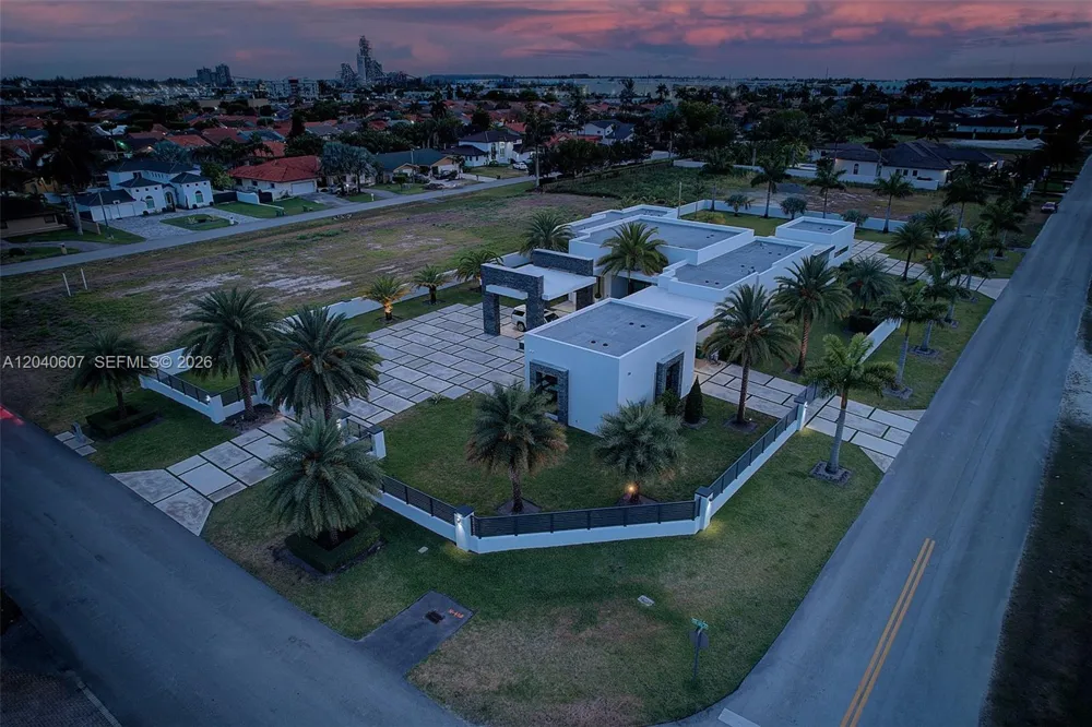 13052 NW 102nd Ave Hialeah Gardens, FL 33018