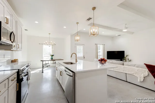 1209 Avenue K Hondo, TX 78861