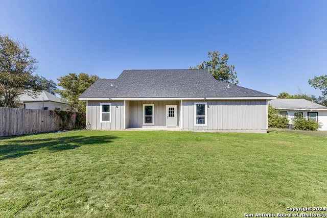 1209 Avenue K Hondo, TX 78861