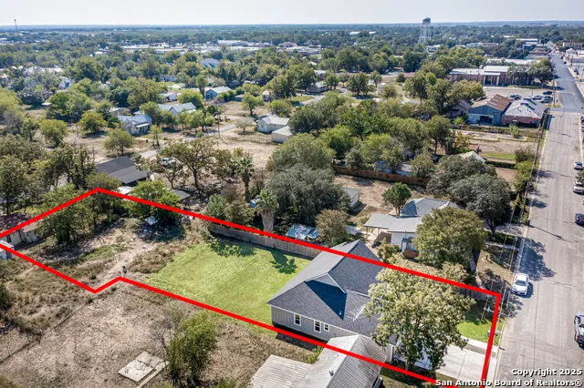 1209 Avenue K Hondo, TX 78861