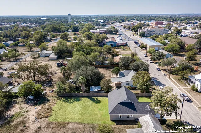 1209 Avenue K Hondo, TX 78861