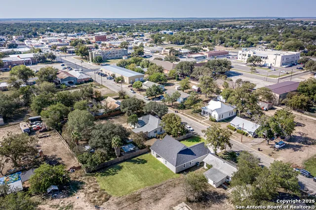 1209 Avenue K Hondo, TX 78861