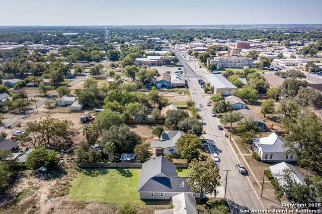 1209 Avenue K Hondo, TX 78861