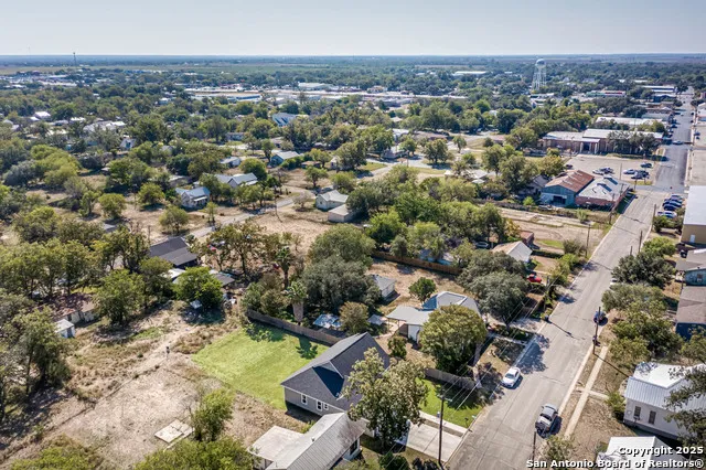 1209 Avenue K Hondo, TX 78861