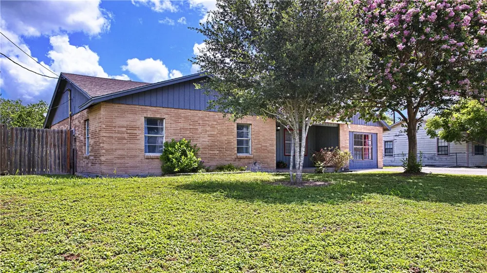 307 Bullard Odem, TX 78370