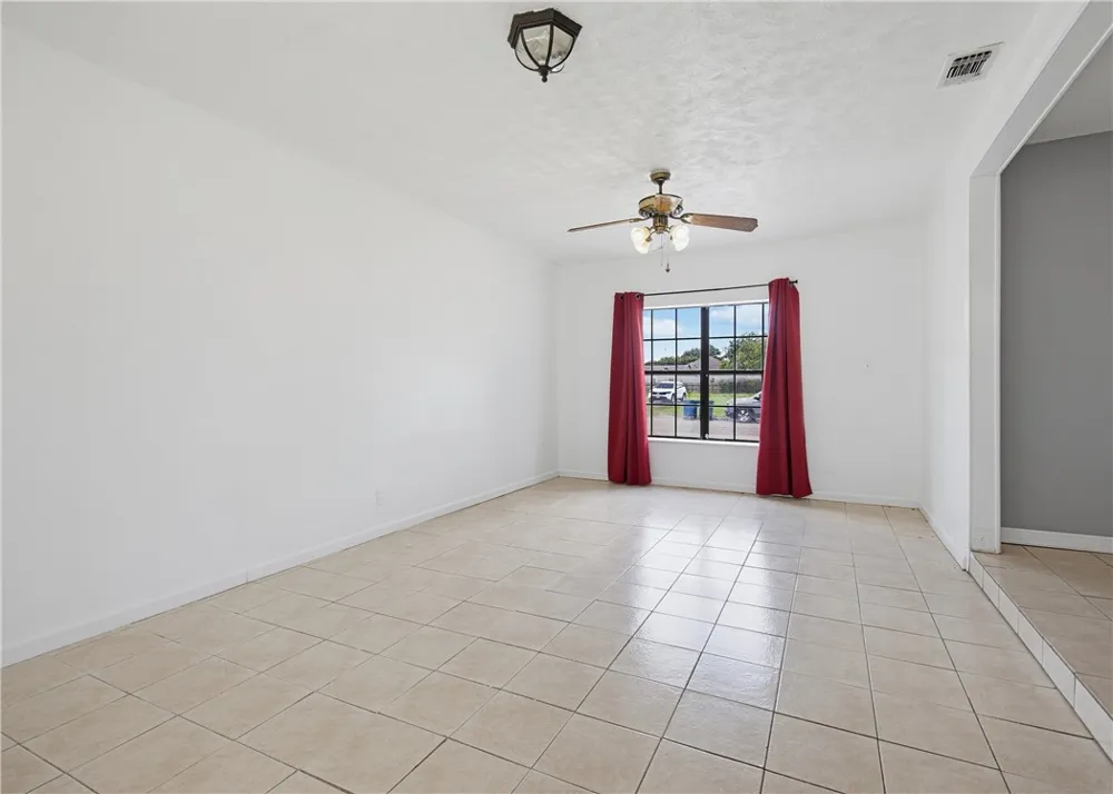 307 Bullard Odem, TX 78370