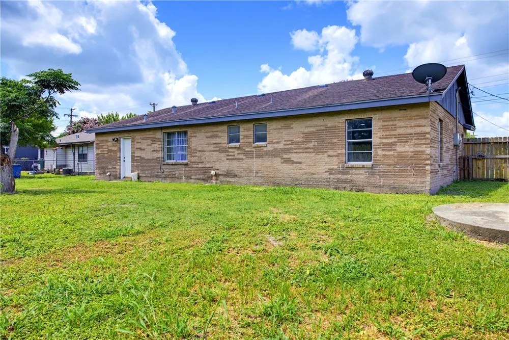 307 Bullard Odem, TX 78370