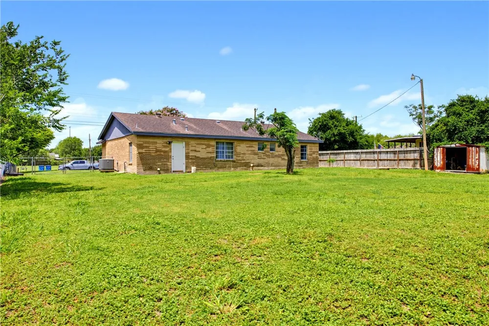 307 Bullard Odem, TX 78370