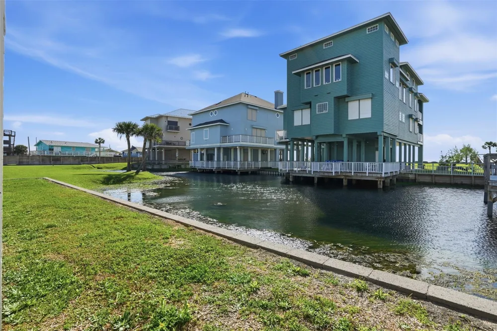 18 Blue Heron Circle Jamaica Beach, TX 77554