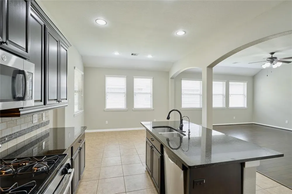6531 Hunters Creek Lane Baytown, TX 77521