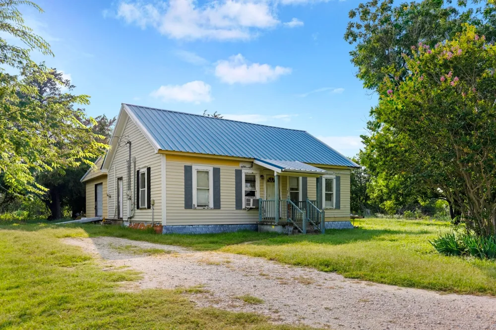 3005 US Highway 77 Lott, TX 76656