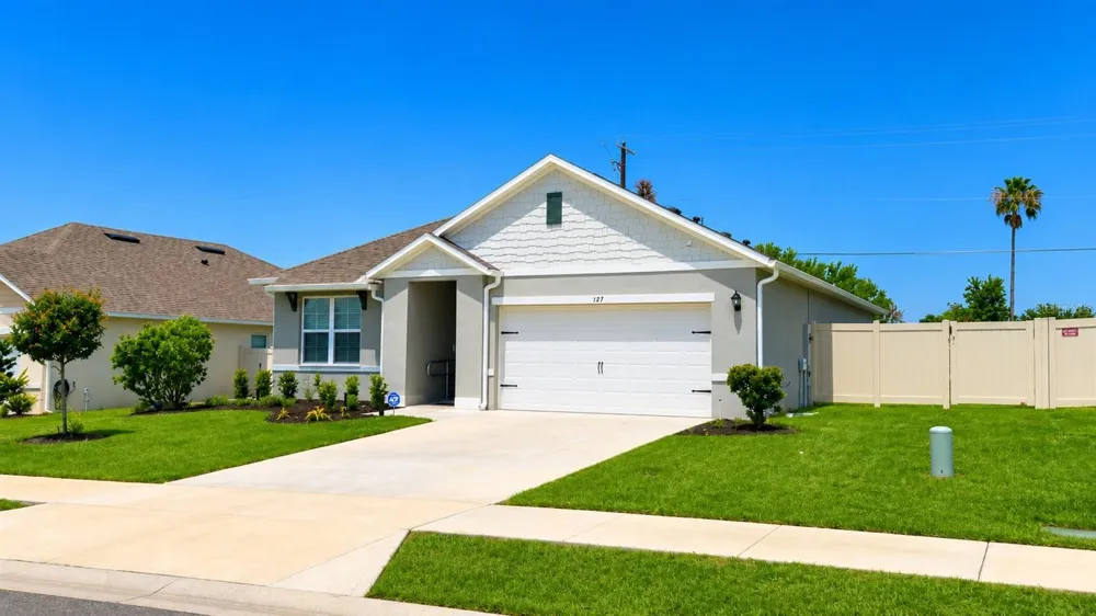 127 AUBURN GROVE BOULEVARD Auburndale, FL 33823
