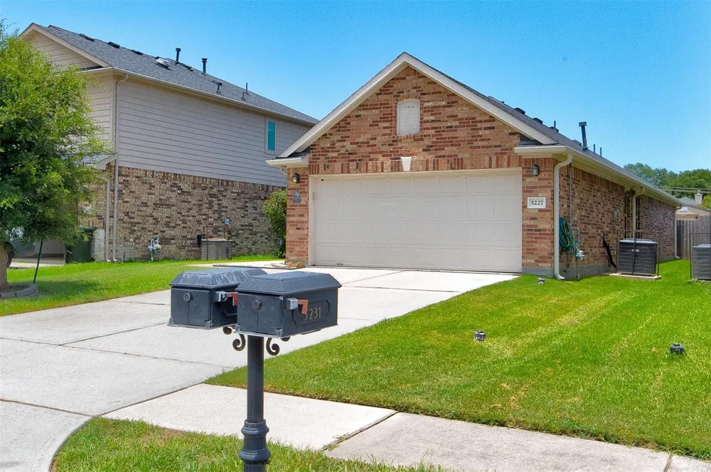 5227 Bay Lane Bacliff, TX 77518