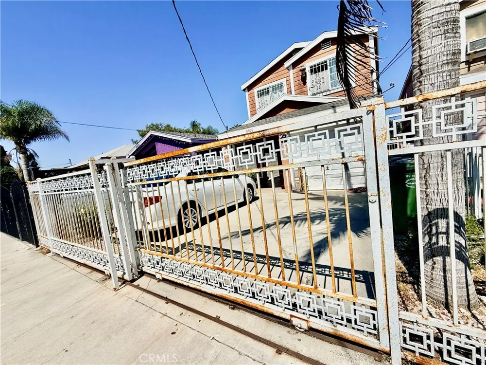8906 Elm Los Angeles, CA 90002