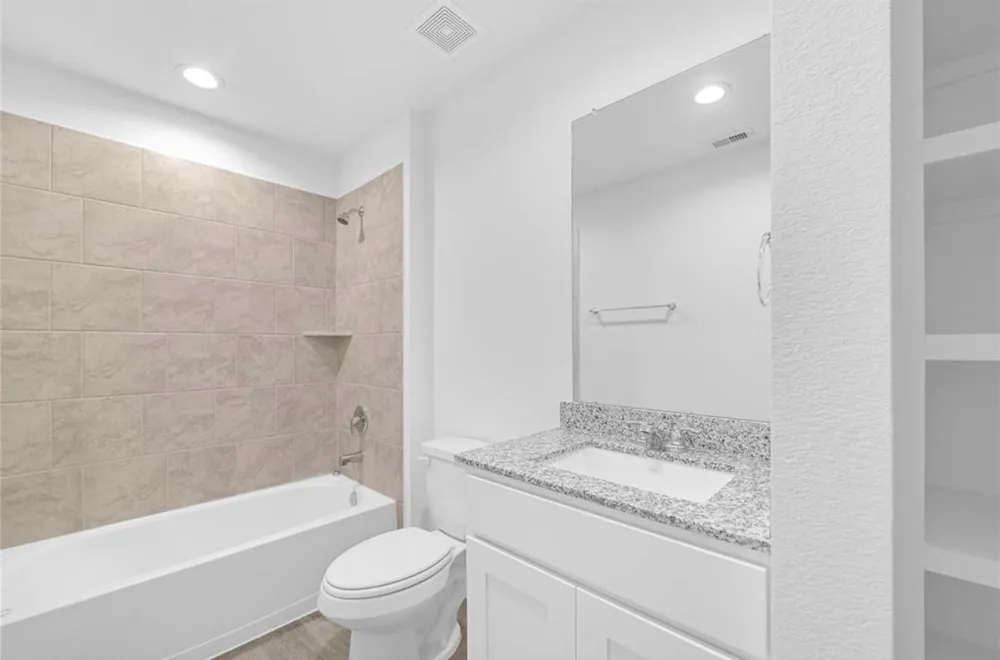 2028 Woodlark Way Sealy, TX 77474